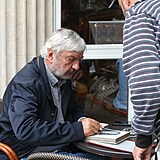 Miroslav Donutil dává podpis lovcům autogramů.