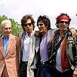 Ve vku 80 let umel bubenk Rolling Stones Charlie Watts..