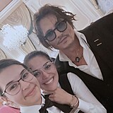 Johnny Depp se fotil s fanynkami z hotelu Pupp.