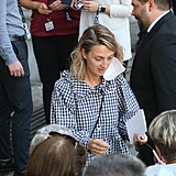 Barbora Poláková se ochotně podepisovala fanouškům před hotelem Pupp.