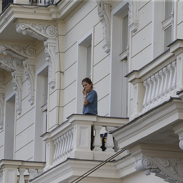 Sem tam si vyla Sra zatelefonovat na balkon.