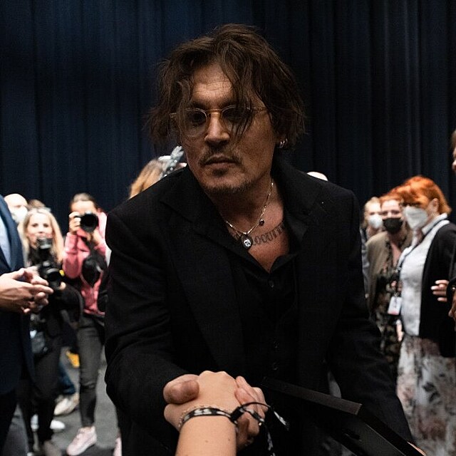 Johnny Depp lb fanynce ruku.