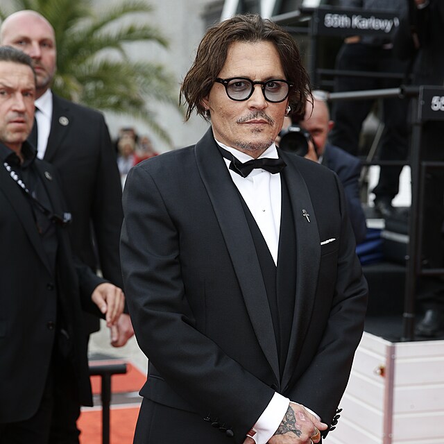 Johnny Depp byl na ervenm koberci ve Varech za elegna (2021).