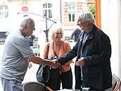Miroslav Donutil se vítá s Janou vandovou a jejím manelem Pavlem Satoriem.