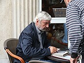 Miroslav Donutil dává podpis lovcm autogram.