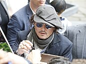 Johnny Depp se podepisoval fanoukm.