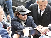 Johnny Depp rozdával podpisy.