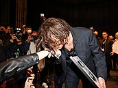 Johnny Depp líbá ruku fanynce
