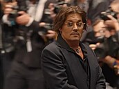Johnny Depp pobavil publikum scénkou, jak krade mikrofon.
