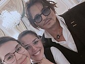Johnny Depp se fotil s fanynkami z hotelu Pupp.