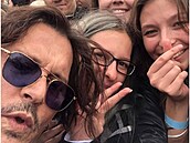 Johnny Depp se trpliv fotil s fanynkami.