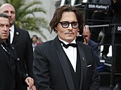 Johnny Depp byl na erveném koberci ve Varech za elegána (2021).