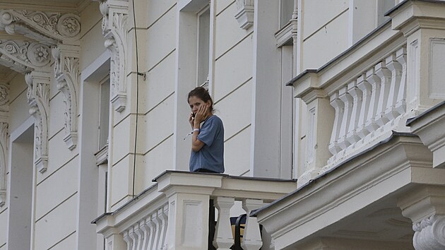 Sem tam si vyla Sra zatelefonovat na balkon.