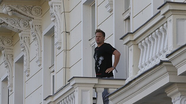 Jakub se na balkon protahoval.