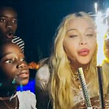 Madonna během oslav svých narozenin. Hlavně pozor na nitě.
