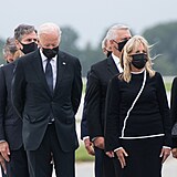Joe Biden během pietního ceremoniálu za třináct padlých vojáků.