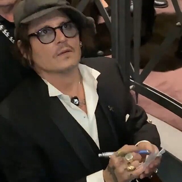 Johnny Depp rozdval podpisy i na prty.