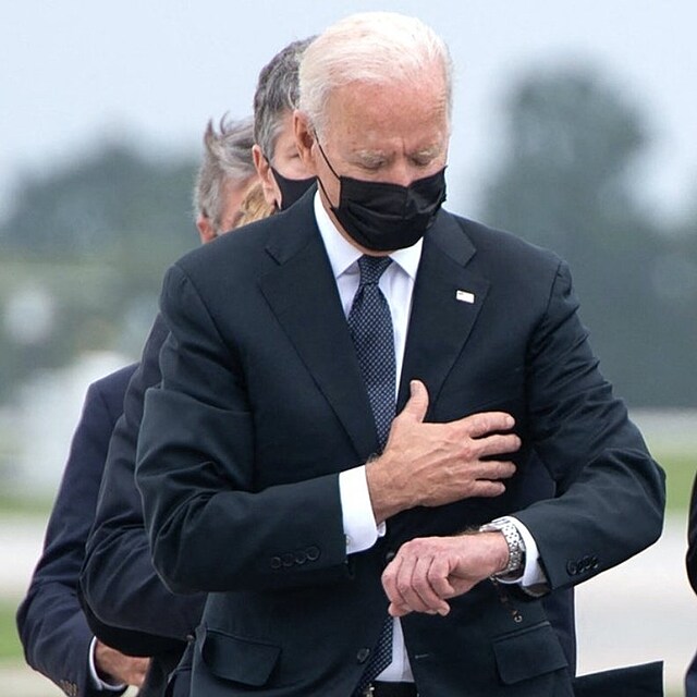 Joe Biden se bhem pietnho ceremonilu za tinct padlch vojk dval na...