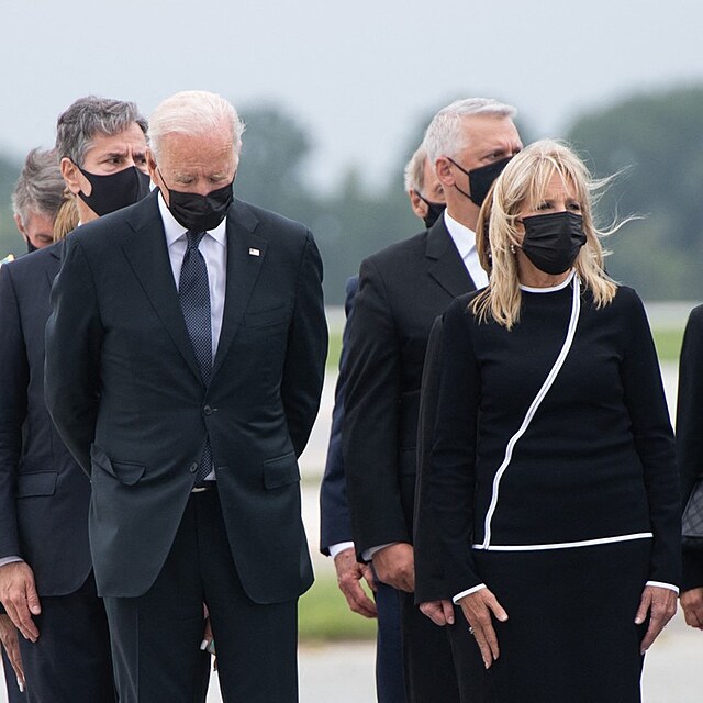 Joe Biden bhem pietnho ceremonilu za tinct padlch vojk.