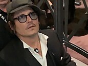 Johnny Depp rozdával podpisy i na párty.