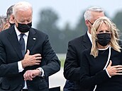 Joe Biden se bhem pietního ceremoniálu za tináct padlých voják díval na...