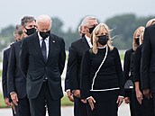 Joe Biden bhem pietního ceremoniálu za tináct padlých voják.
