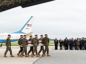 Pietní ceremoniál za tináct padlých amerických voják