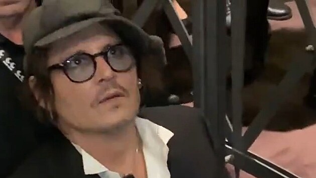 Johnny Depp rozdval podpisy i na prty.