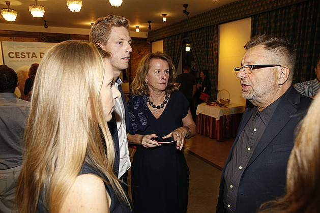 Milan teindler na premiée filmu Cesty dom se svými dtmi Johanou a Oliverem...