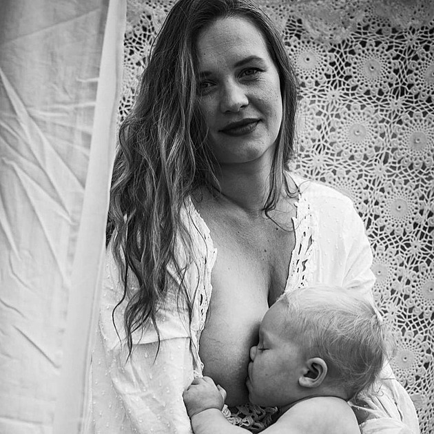 Kristýna Leichtová se nechala zvěčnit při kojení druhého dítěte.