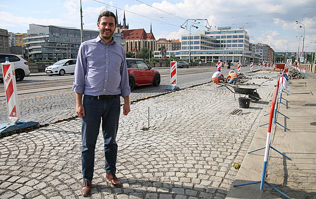 Náměstek pro dopravu Adam Scheinherr (Praha sobě) je s průběhem prací spokojen....