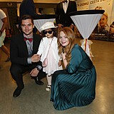 Lucie teflov se svou krsnou dcerkou a novm partnerem.
