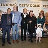 Lucie teflov a jej dcerka v delegaci filmu Cesta dom s Milanem teindlerem,...