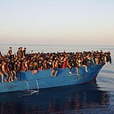 Loď se pod migranty málem potopila.