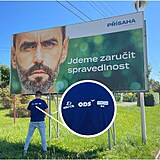 Radim Ivan, který si říká „princ z ODS“, vykonal potřebu k billboardu Roberta...