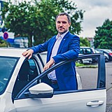 Primátor Zdeněk Hřib se fotí s autem a nemá pocit, že by v Praze, co se oprav a...
