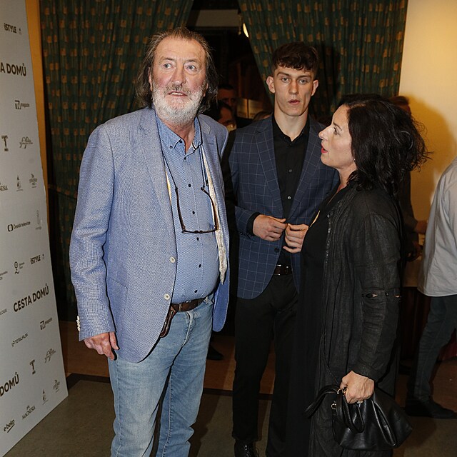 Bolek Polívka se svým synem Honzou a ženou Marcelou na premiéře filmu
