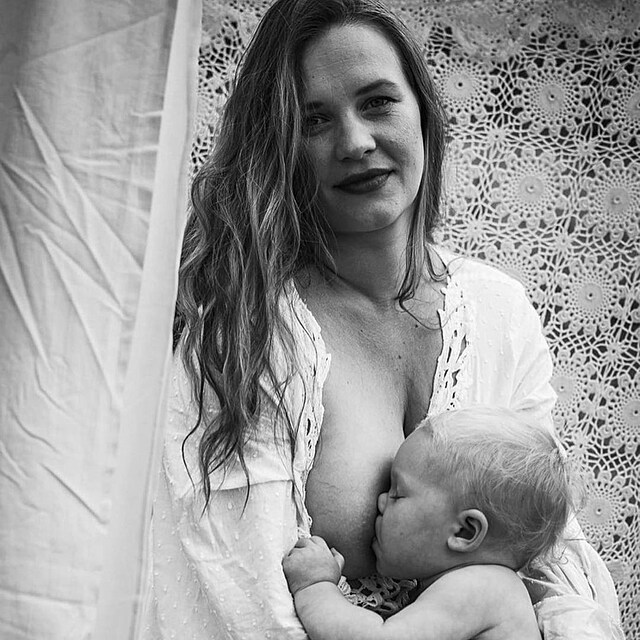 Kristýna Leichtová se nechala zvěčnit při kojení druhého dítěte.