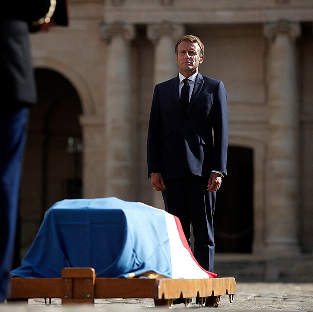 Prezident Francie Emmanuel Macron vzdal est zesnulmu herci.