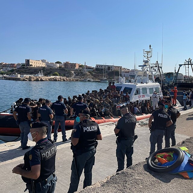 Policie dohl na vylodn migrant.