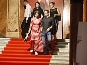 Lenka Vlasáková a Jan Dolanský odcházeli z premiéry filmu ruku v ruce.
