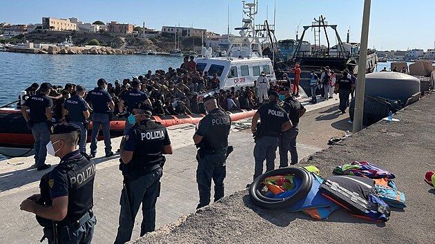 Policie dohlíí na vylodní migrant.