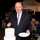 František Janeček krájel svůj narozeninový dort.