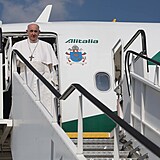 Papež František přiletěl na návštěvu Slovenska.
