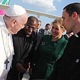 Papež František přiletěl na návštěvu Slovenska, kde ho přivítala prezidentka...