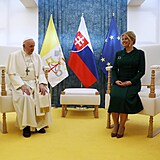 Pape Frantiek piletl na nvtvu Slovenska, kde ho pivtala prezidentka...