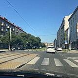 Pevn povrch a dlabu v Sokolovsk ulici v Praze na nkterch secch...