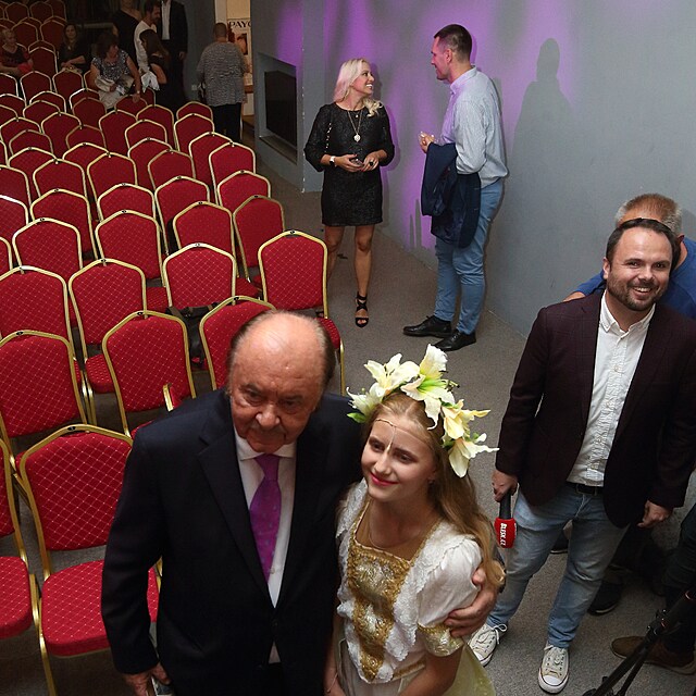 Zatmco Frantiek Janeek pzuje se svou dcerou, Tereza Mtlov stoj opodl. Expartnei se ani nepozdravili a zcela se ignorovali.