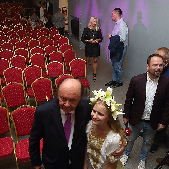 Zatmco Frantiek Janeek pzuje se svou dcerou, Tereza Mtlov stoj opodl. Expartnei se ani nepozdravili a zcela se ignorovali.