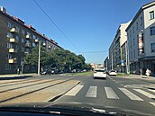 Pevný povrch a dlabu v Sokolovské ulici v Praze na nkterých úsecích...